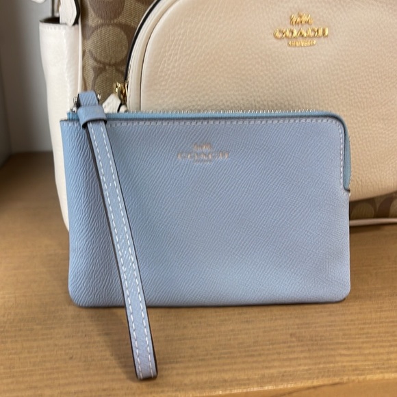 Coach Corner Zip Wristlet
Silver/POWDER BLUE - Picture 14 of 16